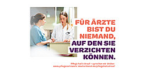 Zwei Frauen in einer medizinischen Einrichtung, eine in einem weißen Kittel und mit einem Klemmbrett in der Hand. Der deutsche Text rechts lautet: „Für Ärzte bist du niemand, auf den sie verzichten können.“ Der Website-Link unten ist www.pflegetzwerk-deutschland.de/pflegehatsdrauf.