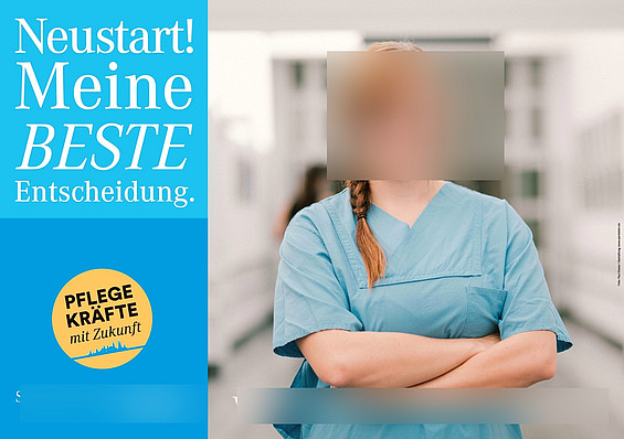 Eine Person im medizinischen Kittel steht mit verschränkten Armen da. Der Hintergrund ist eine verschwommene Innenumgebung. Der Text auf der linken Seite lautet „Neustart! Meine BESTE Entscheidung“ und ein Emblem mit der Aufschrift „PFLEGE KRÄFTE mit Zukunft“.