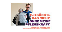 Eine Pflegekraft unterstützt eine ältere Person, indem sie ihr hilft, von einem Stuhl aufzustehen. Der Text neben dem Bild lautet „ICH KÖNNTE DAS NICHT, OHNE MEINE PFLEGEKRAFT“.