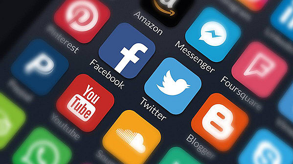 Ein Smartphone-Bildschirm, auf dem die Symbole verschiedener Social-Media-Apps, darunter Facebook, Twitter, YouTube und Pinterest, in einem Rasterformat angeordnet sind.