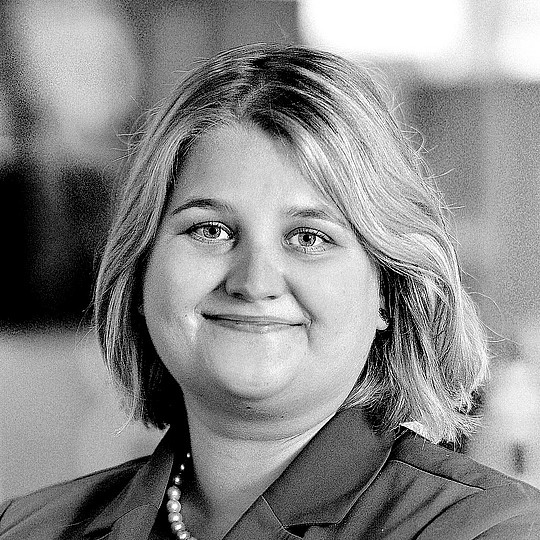 Schwarz-Weiß-Porträt von Nadine Muthmann