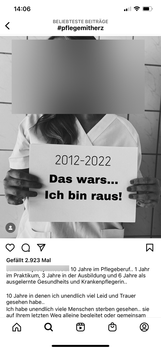 Eine Person in Krankenschwesteruniform hält ein Schild mit der Aufschrift „2012–2022 Das wars... Ich bin raus!“. Das Bild hat einen entsättigten Filter.