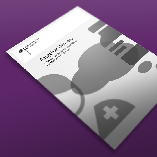 Eine Broschüre mit dem Titel „Ratgeber Demenz“ auf violettem Untergrund. Sie zeigt abstrakte Formen in Graustufen, darunter medizinische Symbole und Silhouetten. Das Cover enthält ein Logo und Informationen und Ressourcen zum Thema Demenz.