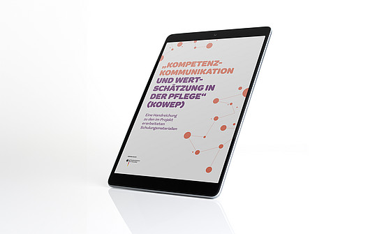Ein Tablet mit einem deutschen Dokument mit dem Titel „Kompetenzkommunikation und Wertschätzung in der Pflege (KoWeP)“ mit einem abstrakten orange-violetten Design.