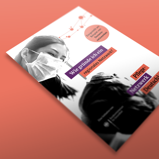Ein Flyer mit einer Person, die eine Gesichtsmaske trägt, links. Textinhalt: „Wie gründe ich ein regionales Netzwerk?“ (Wie gründe ich ein regionales Netzwerk?), „Pflege Netzwerk Deutsch“. Der Hintergrund ist ein Farbverlauf aus Orangetönen.