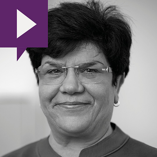 Schwarz-Weiß-Porträt von Claudia Moll