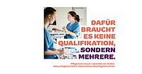 Zwei Mitarbeiter des Gesundheitswesens in blauen Kitteln arbeiten an medizinischen Geräten. Der Text lautet: „Dafür braucht es keine Qualifikation, sondern mehrere.“ Nachfolgend finden Sie einen Website-Link: „www.pflegenetzwerk-deutschland.de/pflegehatsdrauf“.