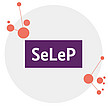 Eine Grafik mit hellgrauem, kreisförmigem Hintergrund zeigt den Text „SeLeP“ in Weiß auf einem violetten Rechteck. Rot-orange verbundene Kreise umgeben den Text und ähneln einer Molekülstruktur.