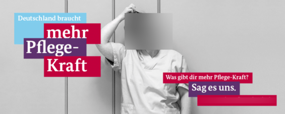 Eine Krankenschwester im Kittel lehnt an einer Wand. Text lautet: „Deutschland braucht mehr Pflege-Kraft“ und „Was gibt dir mehr Pflege-Kraft? Sag es uns.“ Die Botschaft unterstreicht den Bedarf an mehr Pflegepersonal in Deutschland.