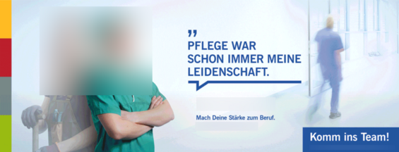 Ein verschwommenes Foto einer medizinischen Fachkraft im grünen Kittel. Der Text auf Deutsch lautet: „Pflege war schon immer meine Leidenschaft. Mach Deine Stärke zum Beruf. Komm ins Team!“ Eine Person in einem blauen Kittel geht einen Korridor entlang.