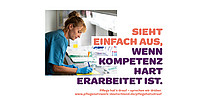 Eine Frau im Laborkittel arbeitet in einem Labor und hantiert mit Geräten und Proben. Der Text lautet: „SIEHT EINFACH AUS, WENN KOMPETENZ HART ERARBEITET IST.“ Ein Website-Link sind enthalten.