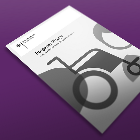Das Bild zeigt eine Broschüre mit dem Titel „Ratgeber Pflege“ auf violettem Untergrund. Auf dem Cover sind ein großes Rollstuhl-Symbol und ein Logo zu sehen, das an ein staatliches Emblem erinnert.