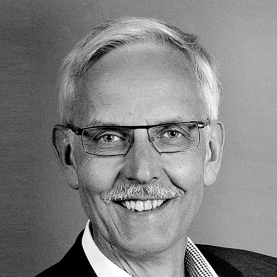 Schwarz-Weiß-Porträt von Stefan Wilderotter