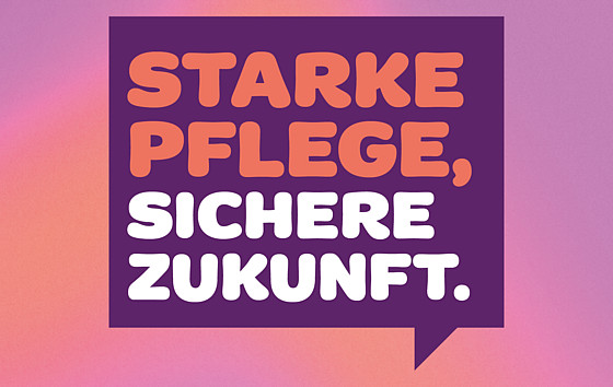 Text in einer violetten Sprechblase auf rosa Hintergrund mit Farbverlauf: „Starke Pflege, sichere Zukunft.“