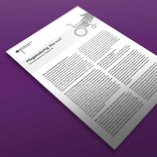 Auf violettem Hintergrund wird ein Dokument mit dem Titel „Pflegebedürftig: Was nun?“ angezeigt. Die Seite enthält Text und ein Rollstuhlsymbol.