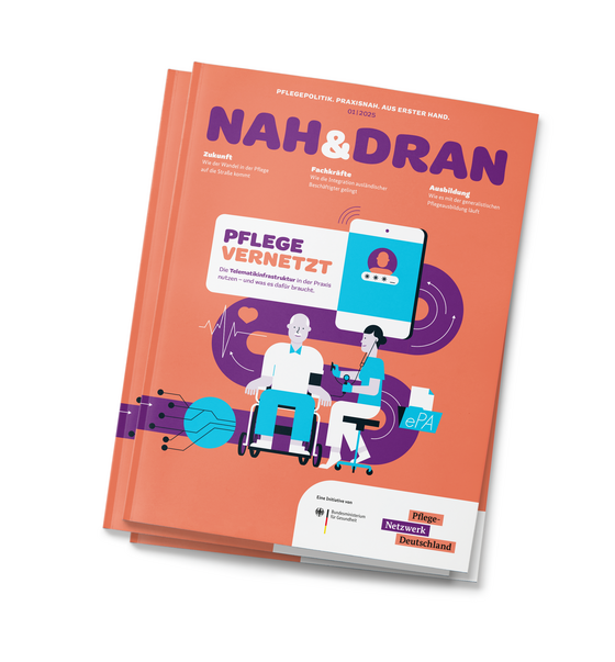 Cover des Magazins „NAH & DRAN“ mit der Abbildung einer Krankenschwester, die einem älteren Mann im Rollstuhl mithilfe eines Tablets hilft, mit digitalen Symbolen und einer Überschrift zur vernetzten Gesundheitsversorgung.