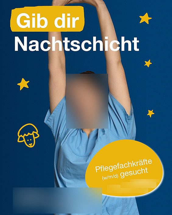 Person in blauem Kittel, die sich vor einem blauen Hintergrund mit gelben Sternen und einer Schafillustration streckt. Text lautet: „Gib dir Nachtschicht“ und „Pflegefachkräfte (w/m/d) gesucht.