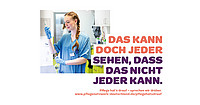 Eine medizinische Fachkraft, die einen blauen Kittel und Handschuhe trägt, arbeitet in einer Laborumgebung und hält Laborgeräte in der Hand. Der deutsche Text lautet: „Das kann doch jeder sehen, dass das nicht jeder kann“.