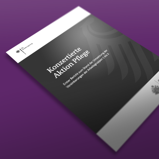 Schwarz-Weiß-Foto einer Broschüre. Auf dem Titel steht „Konzertierte Aktion Pflege. Erster Bericht zum Stand der Umsetzung der Vereinbarungen der Arbeitsgruppen 1 bis 5“ 