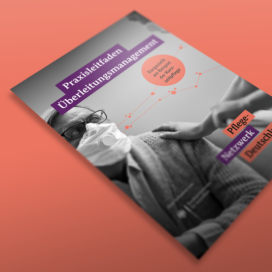 Cover eines Leitfadens mit dem Titel „Praxisleitfaden Überleitungsmanagement“. Es zeigt eine ältere Person mit einer Maske und einer tröstenden Hand auf der Schulter. Die Farben sind überwiegend Orange und Lila mit geometrischen Designelementen.