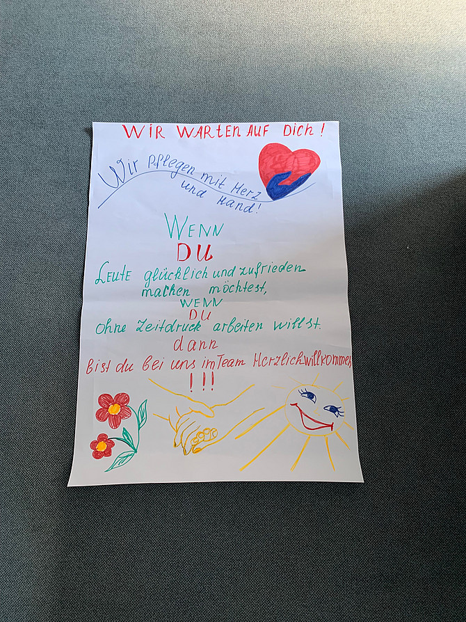 Ein handgezeichnetes Rekrutierungsplakat mit farbenfrohen Illustrationen eines Herzens, Blumen und einer Sonne. Der deutsche Text ermutigt dazu, einem fürsorglichen Team beizutreten, betont Freude und Zufriedenheit bei der Arbeit und heißt neue Teammitglieder herzlich willkommen.