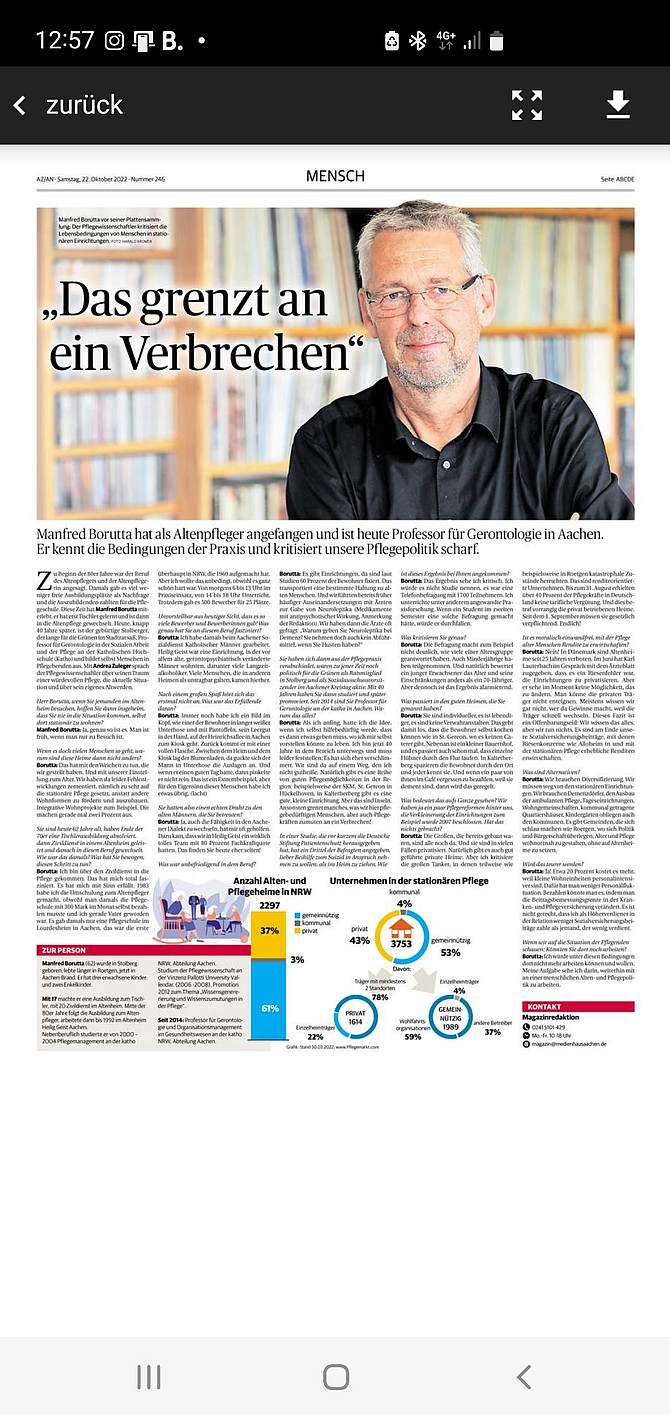 Ein Mann mit Brille steht vor einem Bücherregal. Die deutsche Textüberschrift lautet: „Das grenzt an ein Verbrechen“. Darunter befindet sich ein ausführlicher Artikel mit Grafiken und Statistiken auf der Seite.