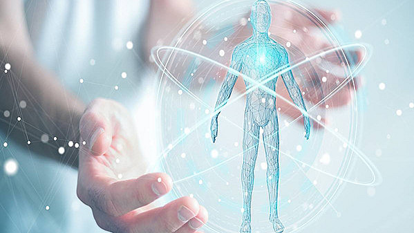 Eine Person hält ein holografisches Bild einer menschlichen Figur, die von leuchtenden Linien und Kreisen umgeben ist, die Technologie und Innovation symbolisieren. Der Hintergrund ist verschwommen, wodurch die lebendige holografische Darstellung im Vordergrund hervorgehoben wird.