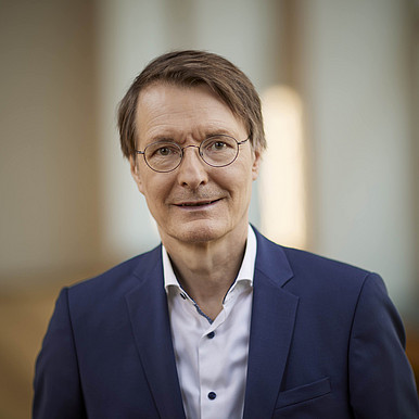 Herr mit Brille, Hemd und Jacket zu sehen. Es ist Prof. Karl Lauterbach.