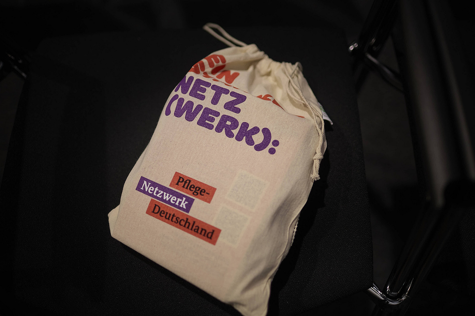 Ein Beutel auf einem Stuhl mit dem Logo des Pflegenetzwerk
