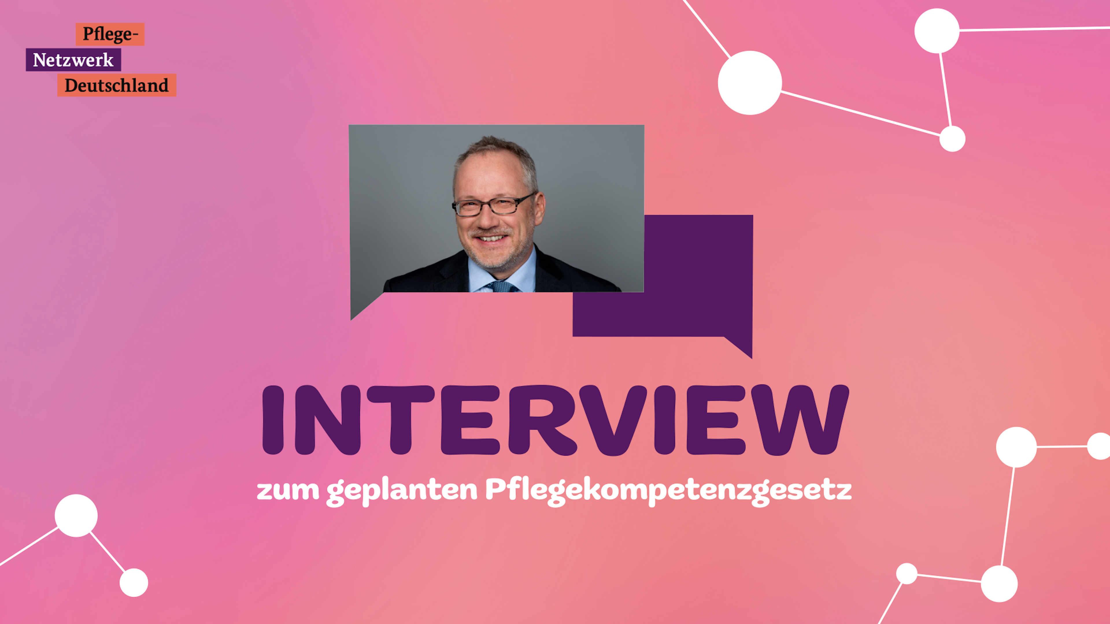 In einer Interviewgrafik ist ein Mann in Anzug und Krawatte zu sehen. Der Hintergrund ist rosa mit weißen geometrischen Linien und Kreisen, mit dem Text: „INTERVIEW zum geplanten Pflegekompetenzgesetz“ und den Logos „Pflege-Netzwerk Deutschland“.